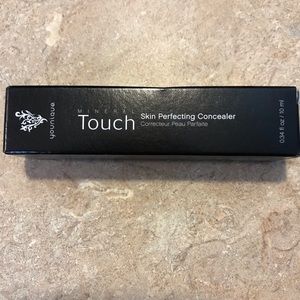 Younique concealer in velour